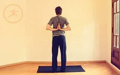 PASCHIMA NAMASKARASANA · Beneficios de la práctica de Yoga