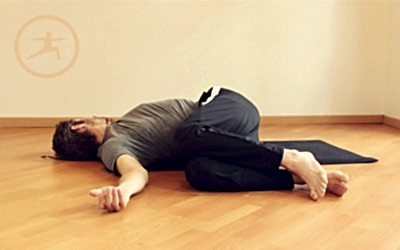 SUPTA MATSYENDRASANA · Beneficios de la práctica de Yoga